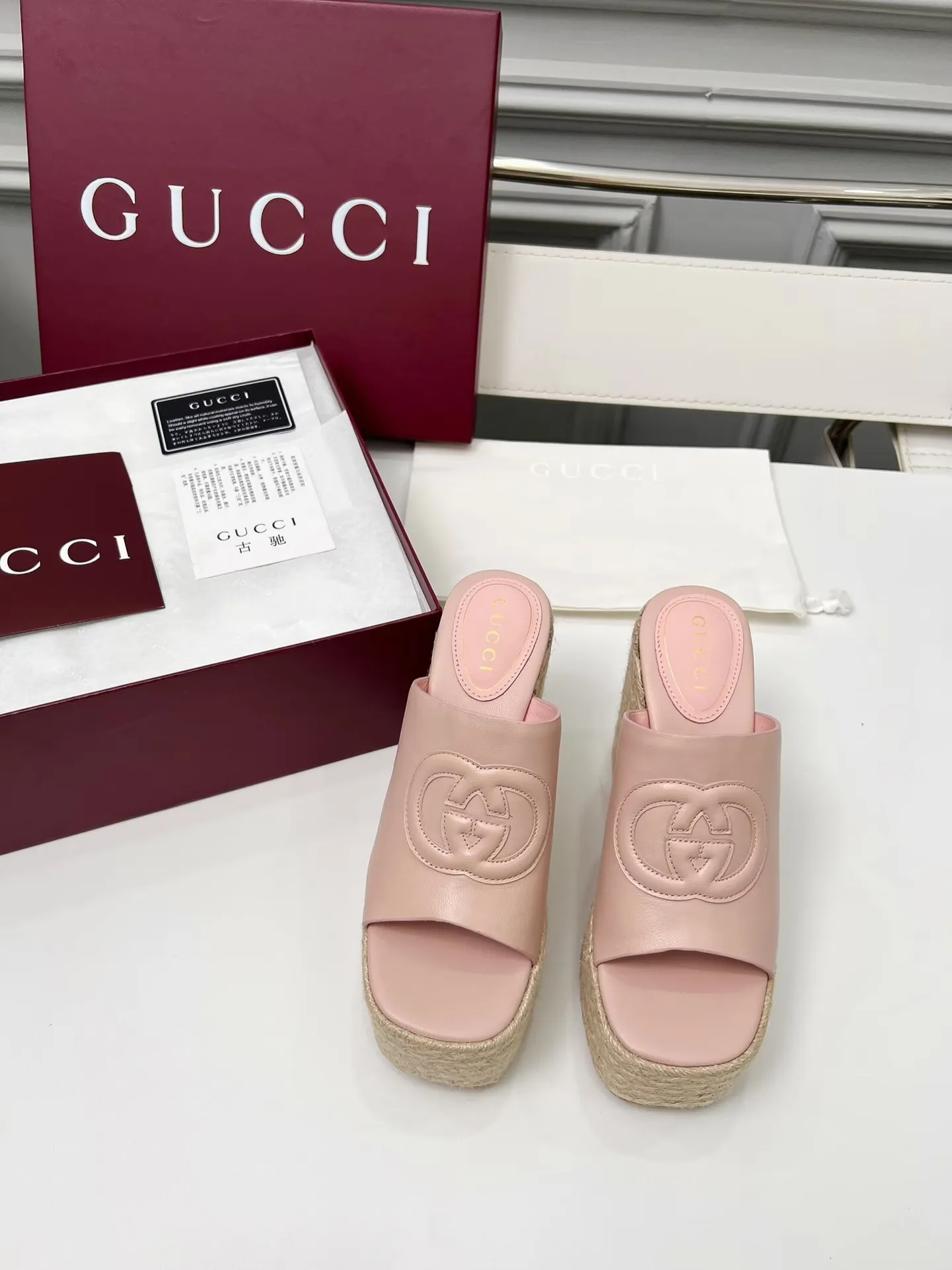 👟👟Ex-factory price 460👟👟 Gucci’s new slippers, fashionable, high-end and full of personality✅ Very stable, comfortable and durable for daily use, convenient and unique for daily matching, a must-have classic for summer, the upper is made of GUCCI brand stitching Fabric: cowhide Lining/feet: sheepskin Platform height: 11cm Color: black, white, brown, burgundy, pink Code number: 35-42 (41 and 42 need to be customized) Packaging: Comes with cloth bag and card.